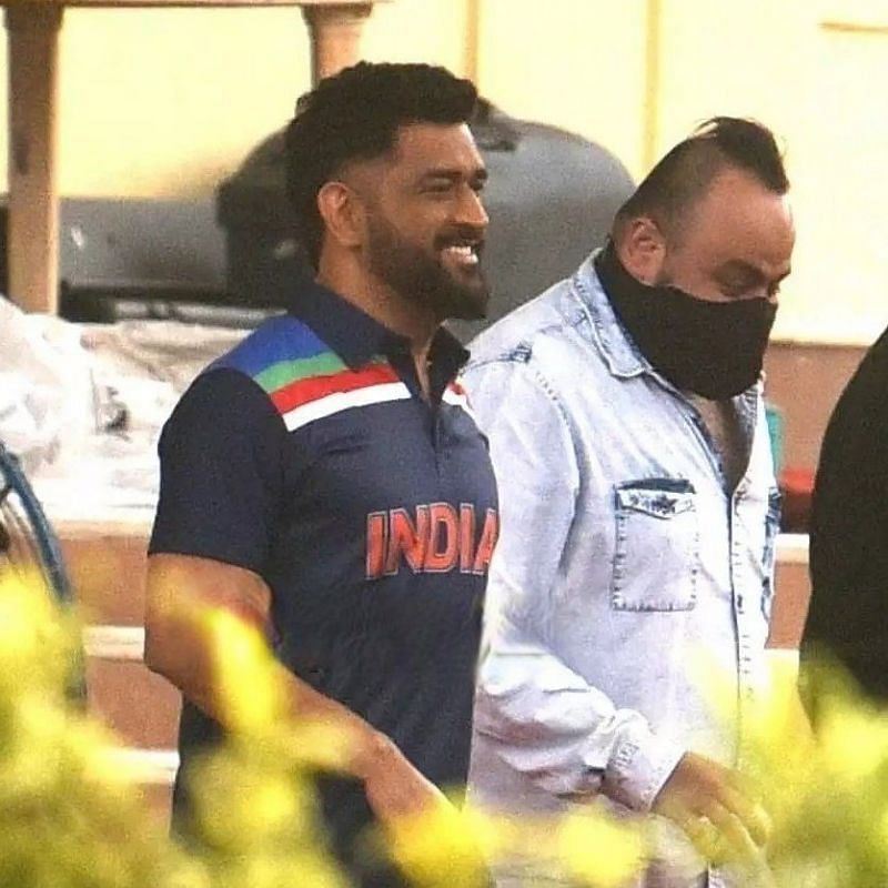 रेट्रो जर्सी में एमएस धोनी